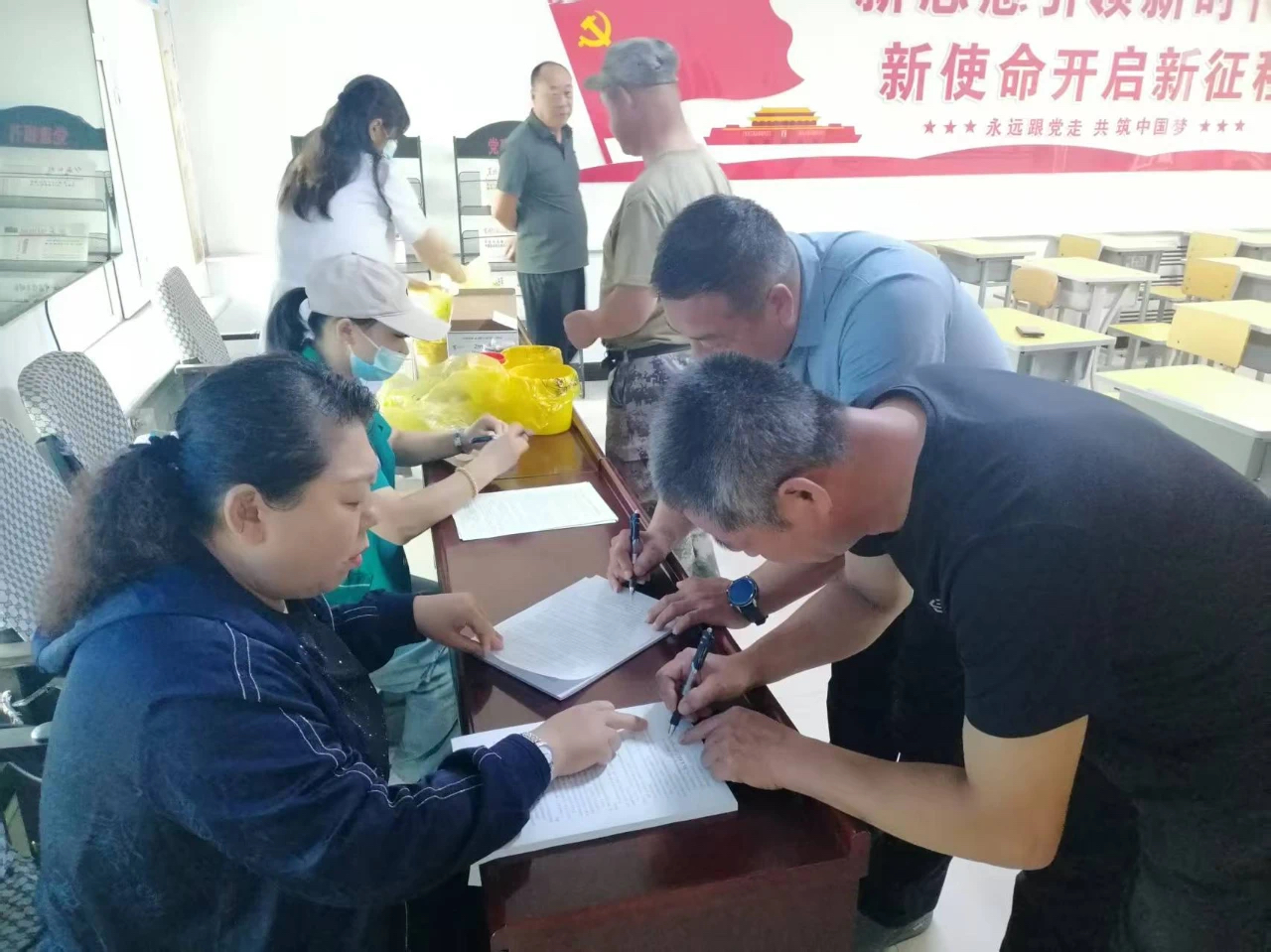 丰林县新青镇社区卫生服务中心为森林扑火大队免费接种出血热疫苗