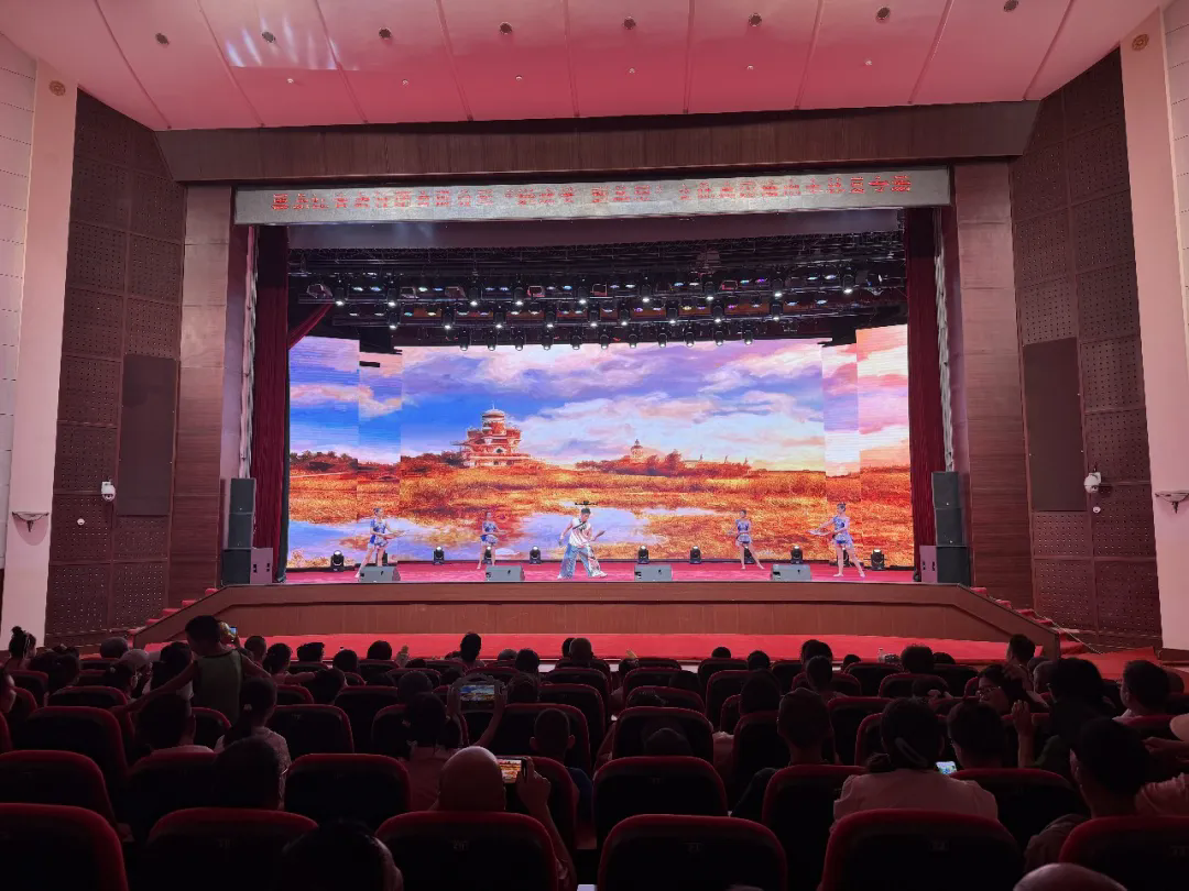 黑龙江省杂技团“送欢笑 到基层”文化惠民演出丰林专场精彩上演
