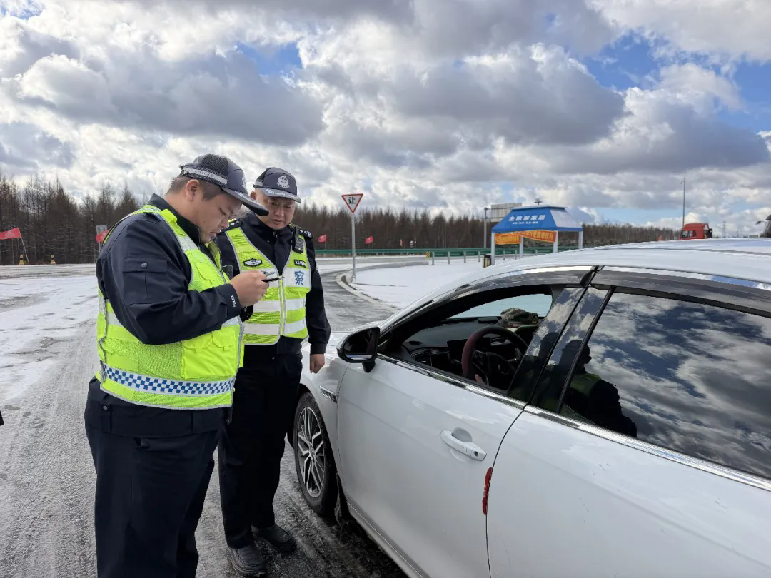 丰林县迎来今冬首场降雪 多部门在岗保障群众出行路